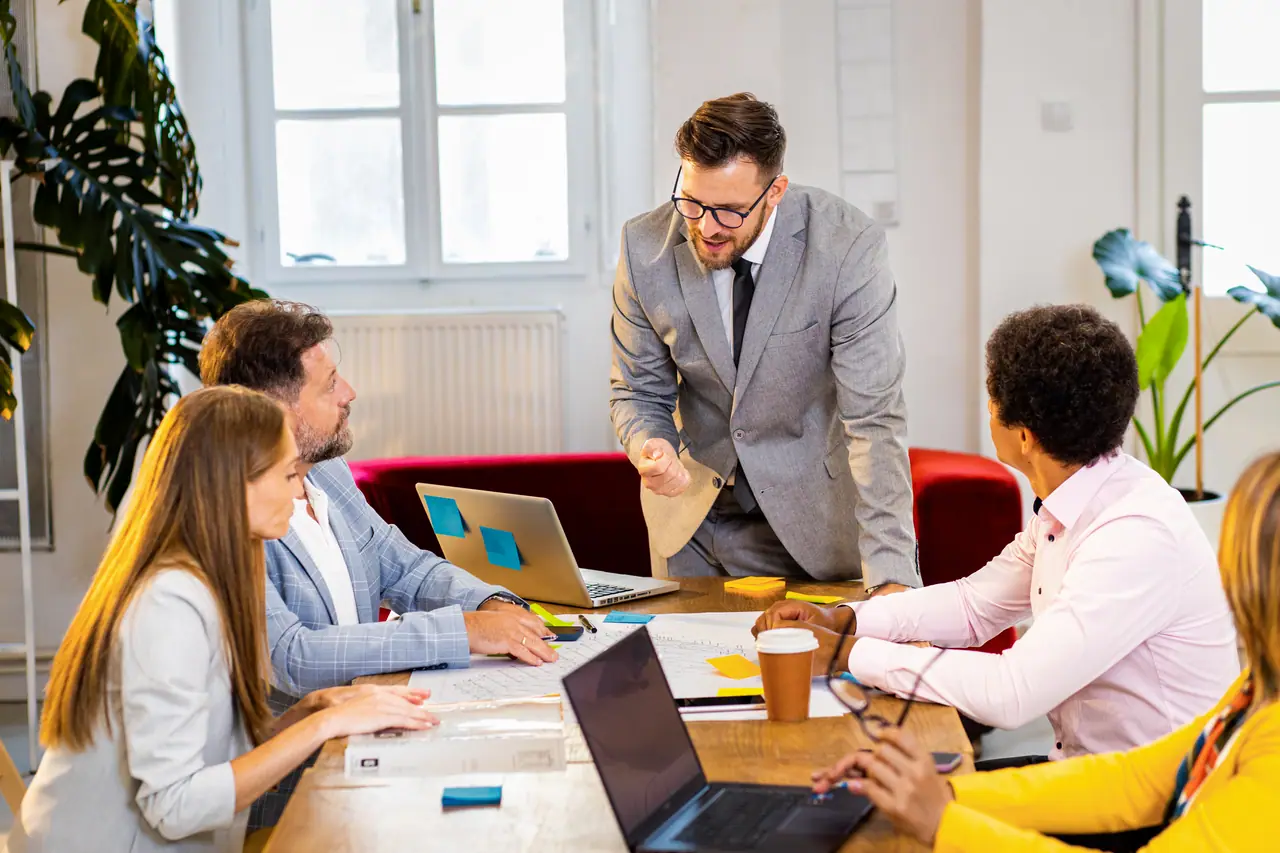 Entrepreneurs en séance de formation avec un coach d'affaires