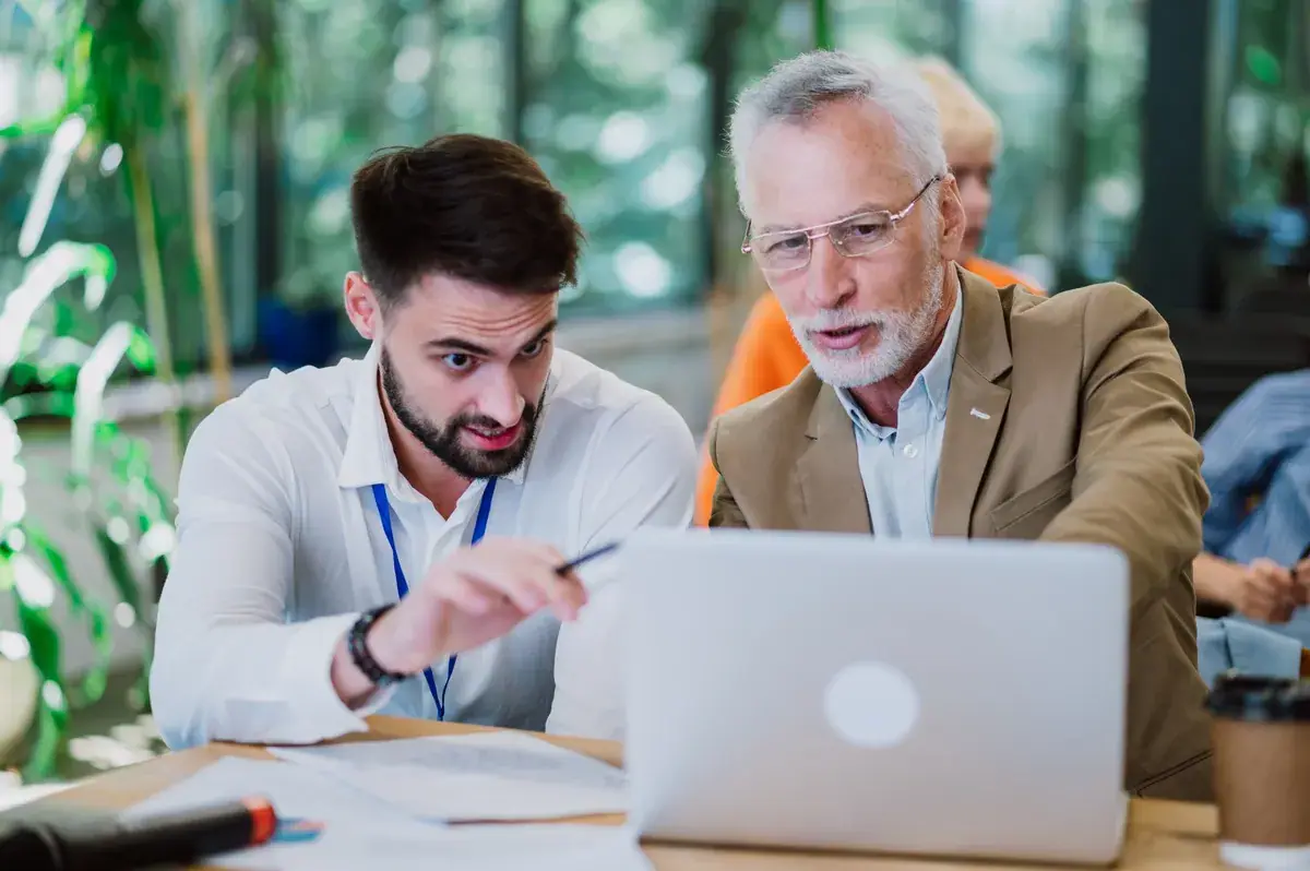 Un coach d'affaires en séance de coaching individuel avec un entrepreneur